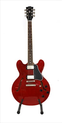 Lot 592 - A 2006 Gibson ES335 electric guitar