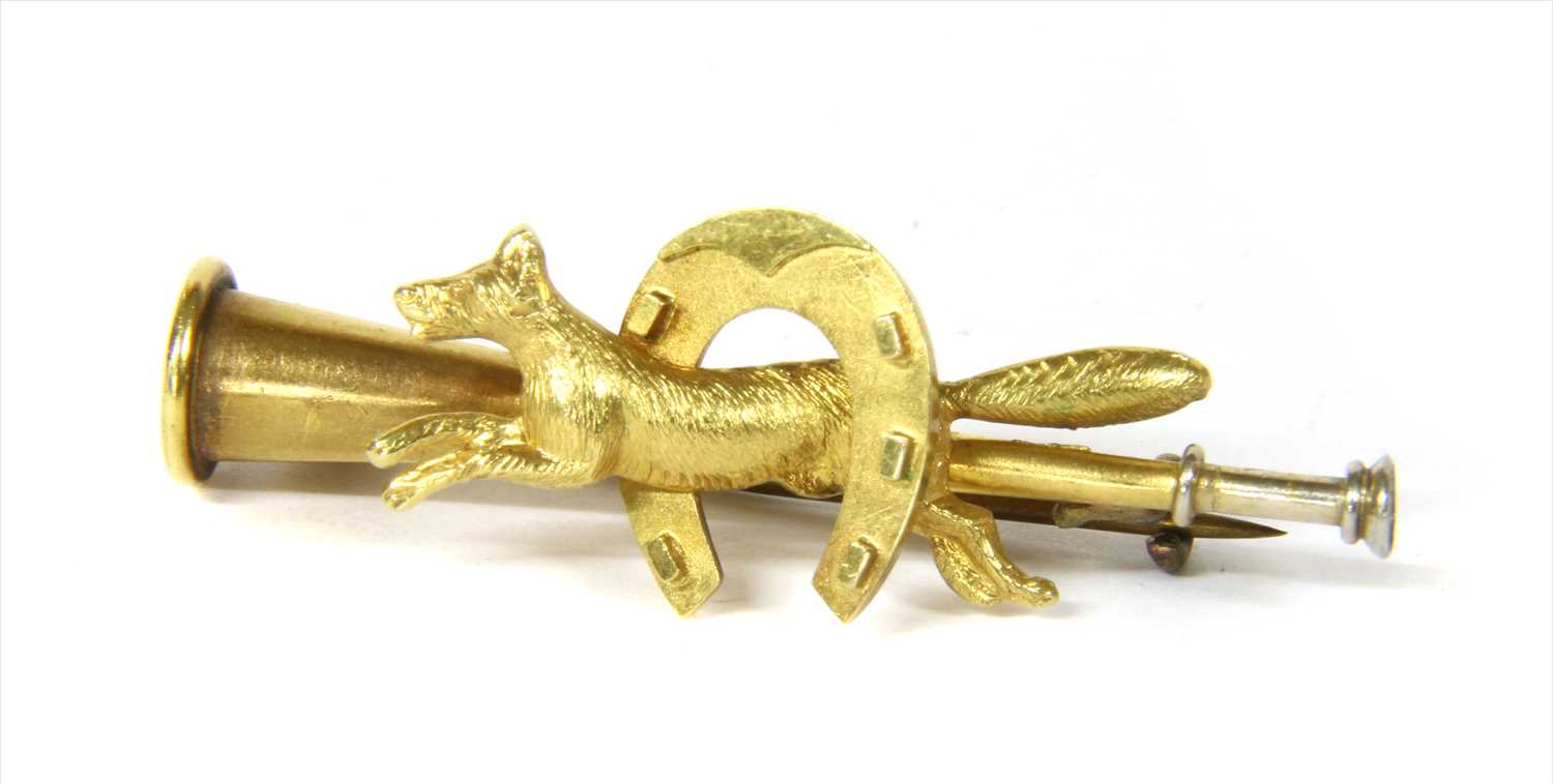 Lot 15 - A gold hunting horn brooch