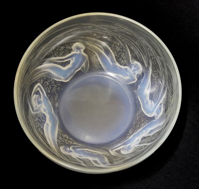 Lot 205 - A Lalique 'Ondines' opalescent glass bowl