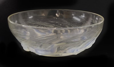 Lot 205 - A Lalique 'Ondines' opalescent glass bowl