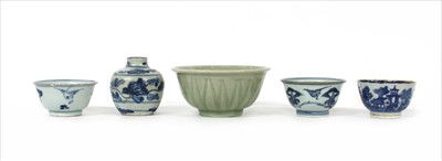 Lot 395 - A collection of Chinese tea bowls