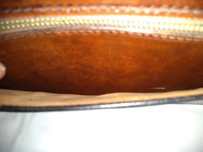 Lot 1001 - A Vintage Gucci brown leather shoulder bag
