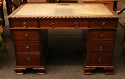 Lot 448 - An early 20th Century mahogany pedestal desk