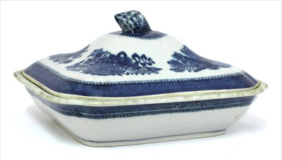 Lot 184 - A Chinese blue and white vegetable dish with cover
