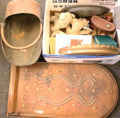 Lot 246 - Various items to include a set of vintage cast iron kitchen scales and weights