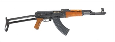 Lot 335 - A CHINESE AK-TYPE 'T55' ASSAULT RIFLE
