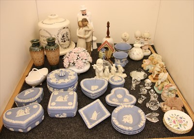 Lot 200 - A collection of ceramics and glass