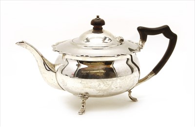 Lot 138 - An early 20th Century silver teapot