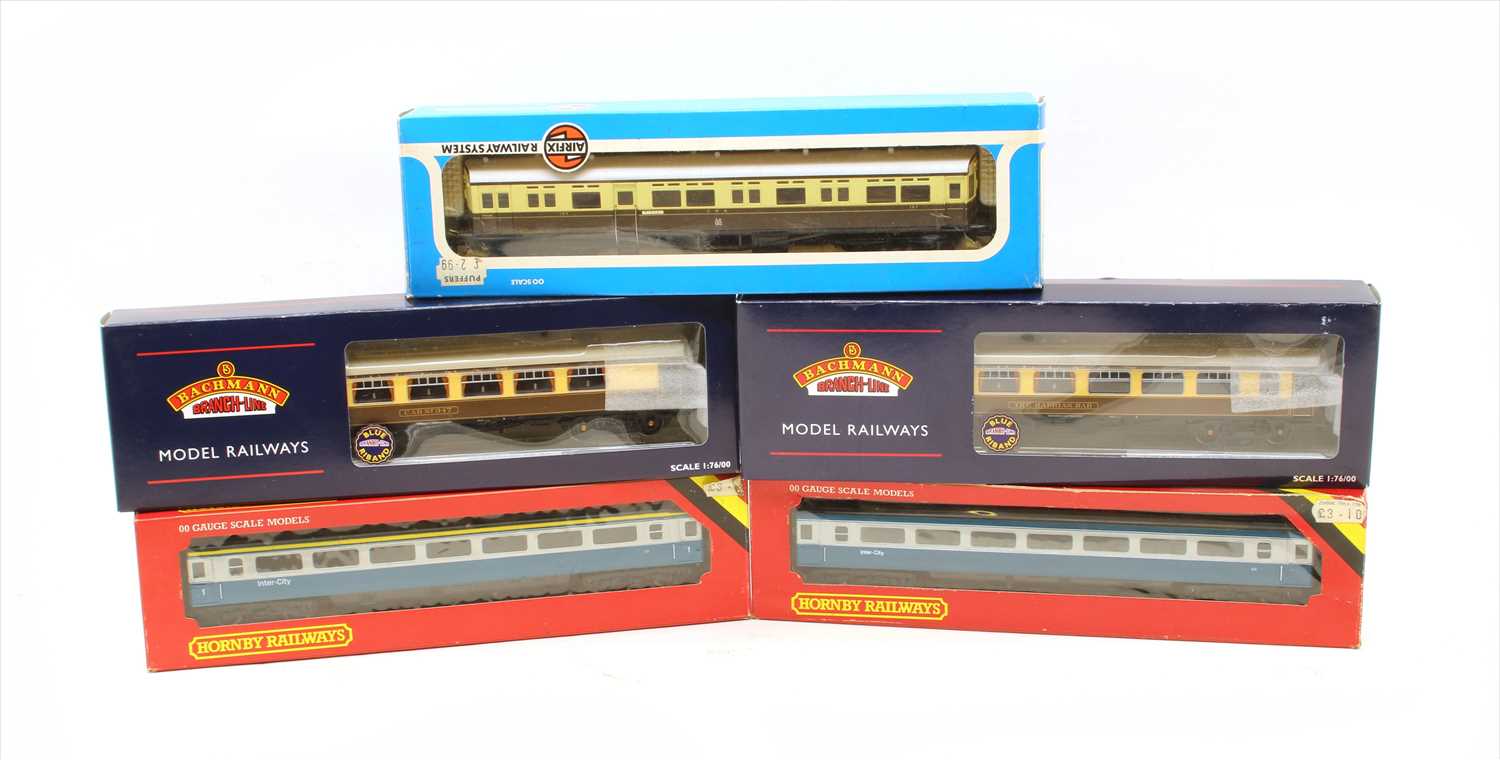 Lot 267 - A collection of OO gauge carriages and rolling stock