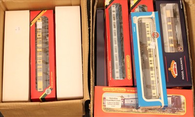 Lot 267 - A collection of OO gauge carriages and rolling stock