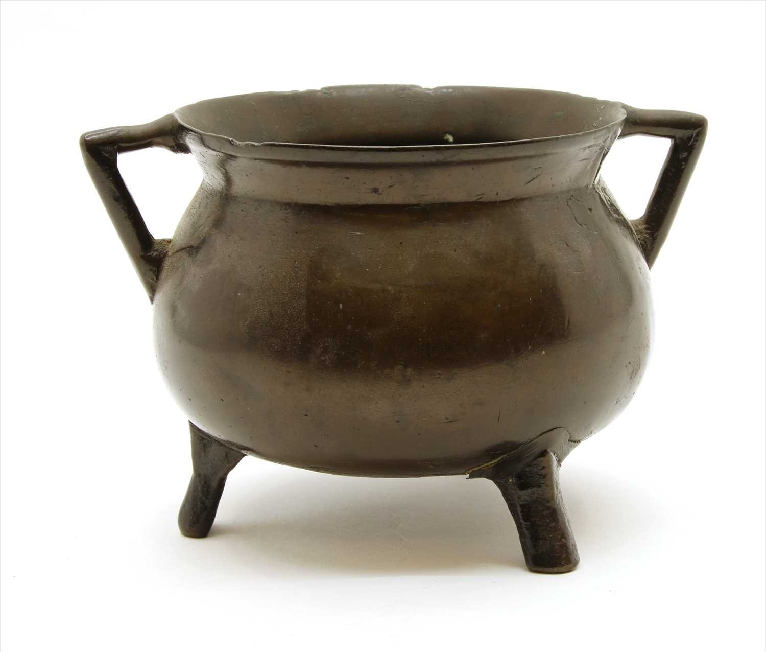 Lot 94 - A bronze cauldron