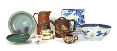 Lot 235 - A small mixed lot of predominantly Chinese ceramics