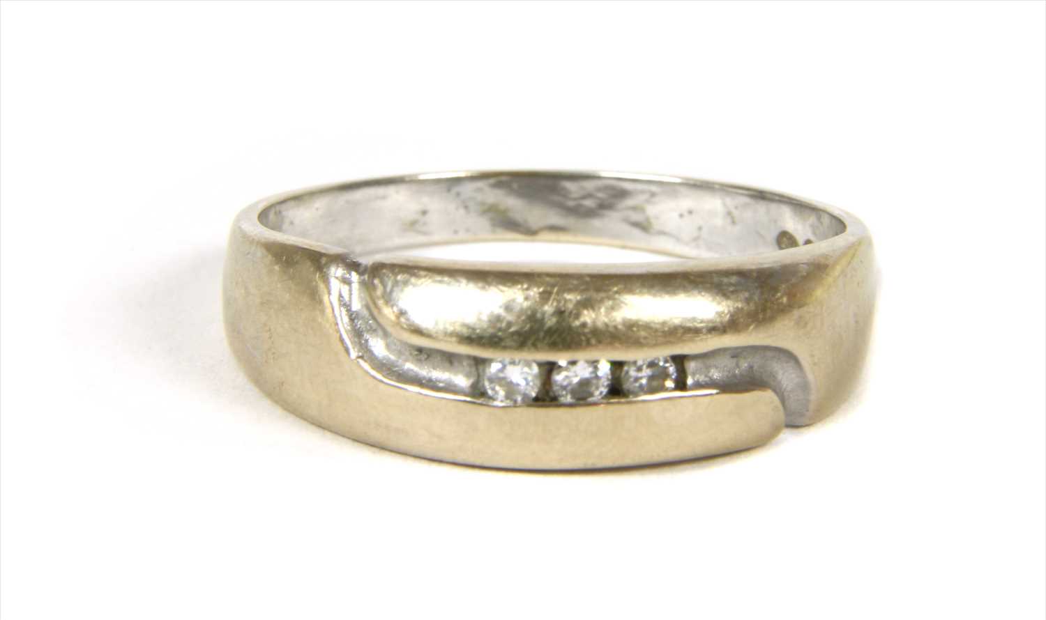 Lot 34 - A white gold diamond ring