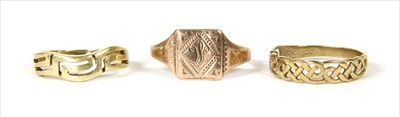 Lot 27 - A gold openwork Greek key design ring