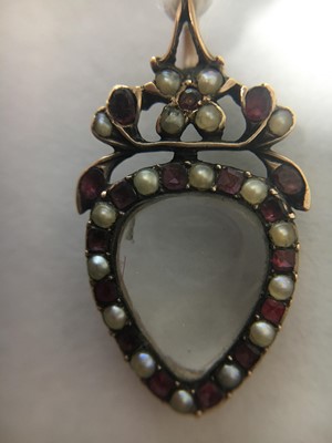 Lot 1 - A Georgian gold flat cut garnet and split pearl glazed locket pendant, c.1790