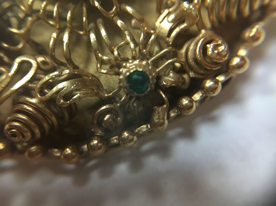 Lot 9 - A gold emerald oval cannetille brooch