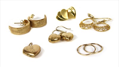 Lot 43 - A quantity of 9ct gold jewellery
