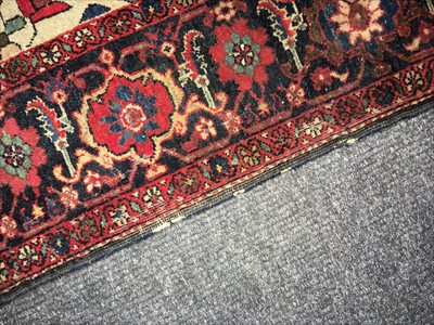 Lot 665 - A fine Persian Isfahan rug