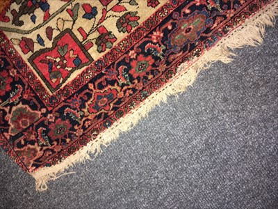 Lot 665 - A fine Persian Isfahan rug