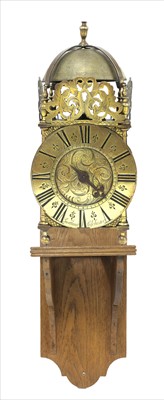 Lot 662 - A brass lantern clock