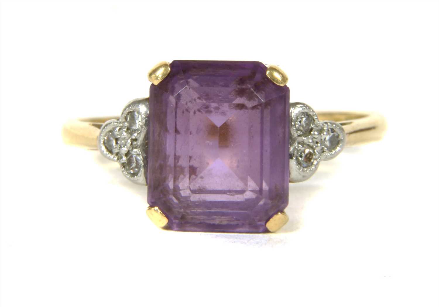 Lot 18 - A gold amethyst and diamond ring