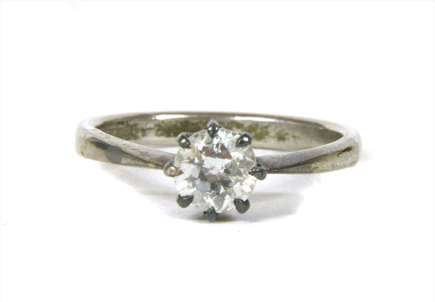 Lot 11 - A single stone diamond ring
