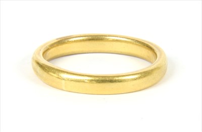 Lot 14 - A gold wedding ring