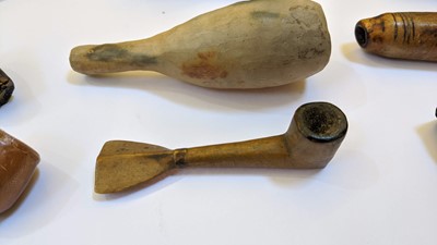 Lot 195 - A collection of  Central and South American pipes and bowls