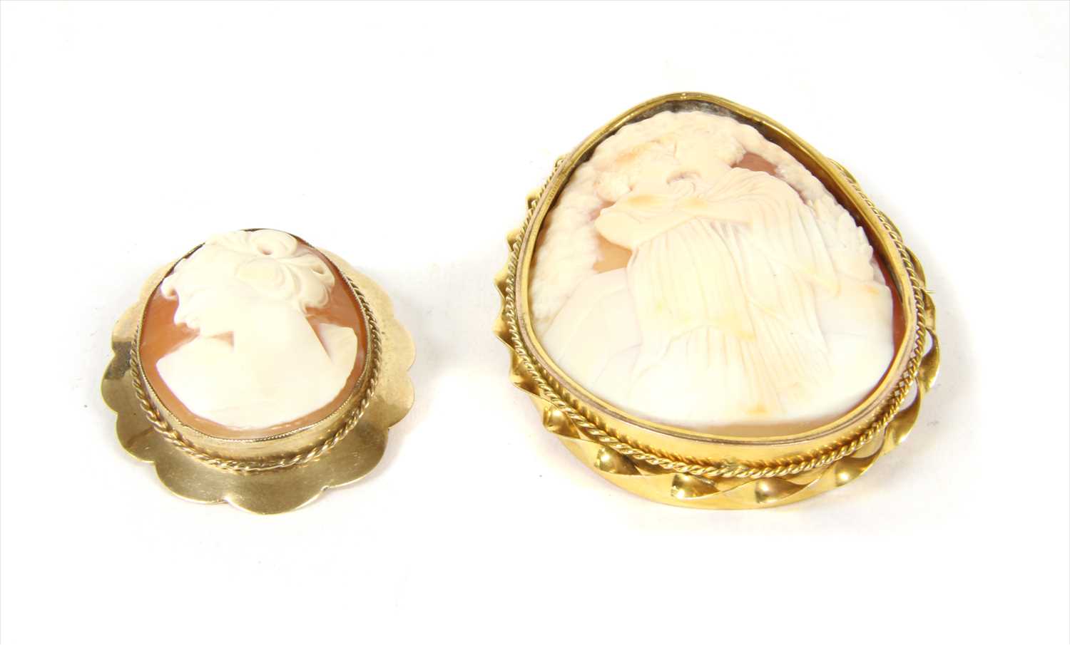 Lot 4 - A gold mounted shell cameo brooch