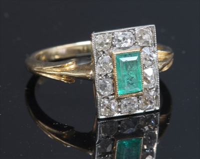 Lot 114 - An Art Deco emerald and diamond rectangular cluster ring