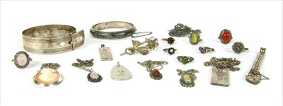 Lot 30 - A quantity of silver jewellery