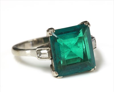 Lot 139 - A white gold single stone Colombian emerald ring