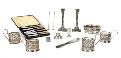 Lot 85 - A quantity of silver items to include knives