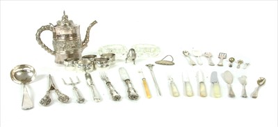 Lot 82 - A quantity of silver items