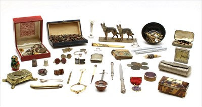 Lot 117 - A box of collectable items