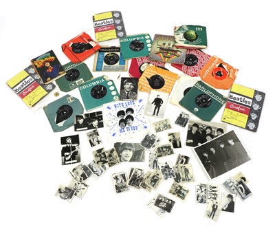 Lot 533 - A collection of The Beatles vinyl records and ephemera