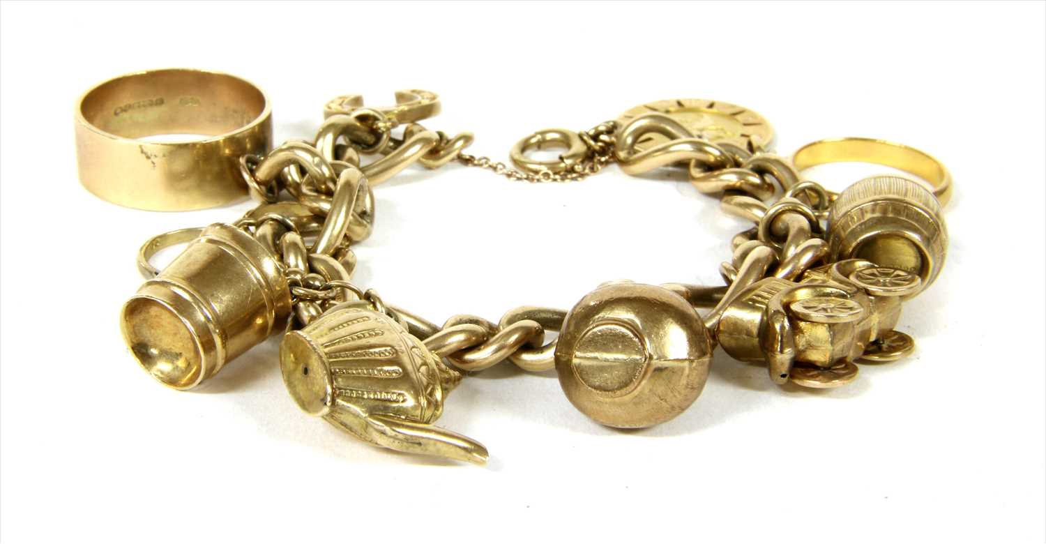 Lot 24 - A 9ct gold figaro bracelet