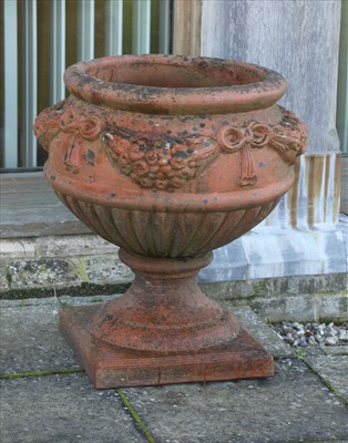 Lot 995 - A pair of Whichford Terracotta 'Ham House' urns