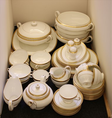 Lot 295 - A quantity of Minton 'Winchester' pattern tea and dinnerware