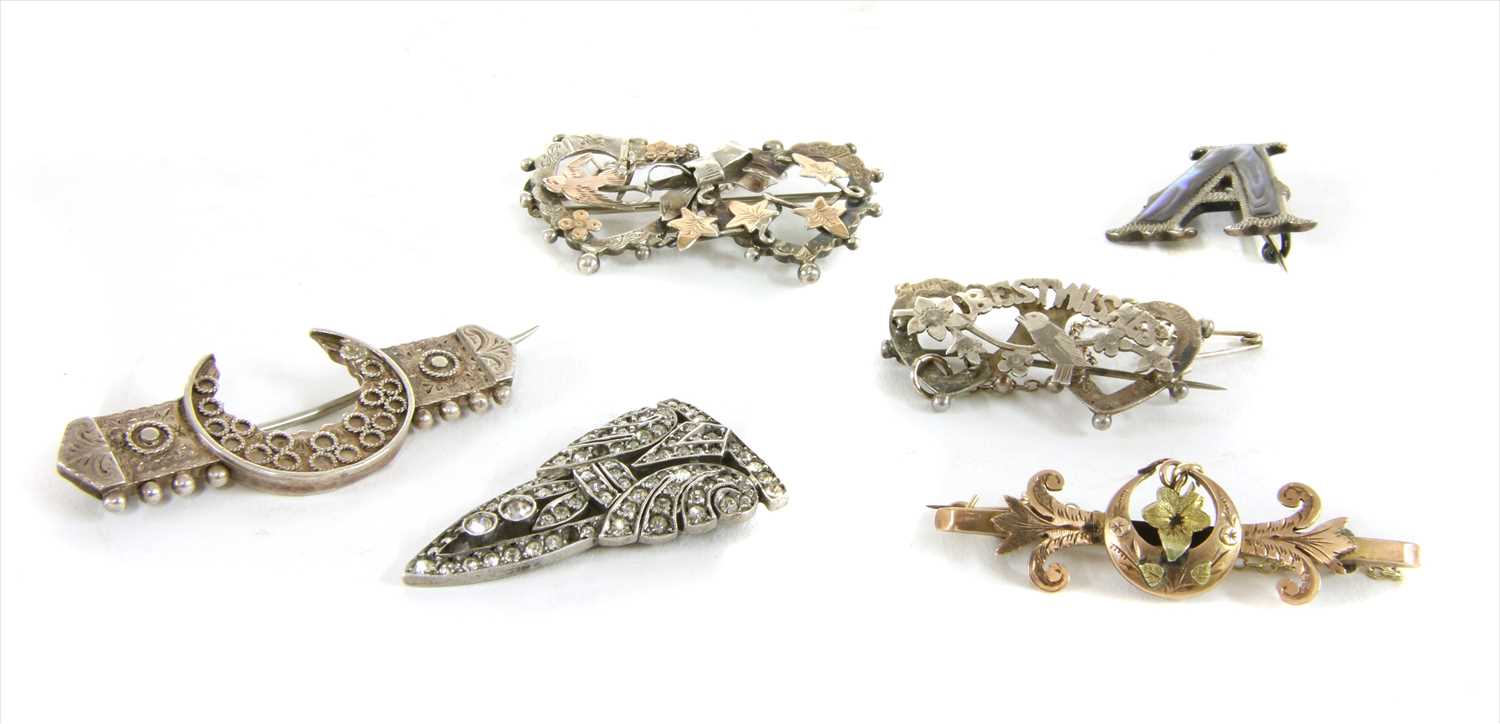 Lot 2 - A quantity of Victorian and later brooches