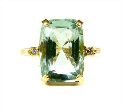 Lot 119 - A gold three stone aquamarine and diamond ring