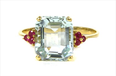 Lot 116 - A gold aquamarine and ruby ring