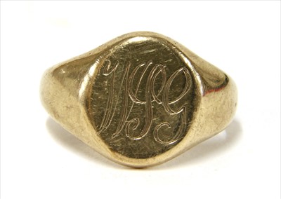 Lot 19 - A 9ct gold signet ring