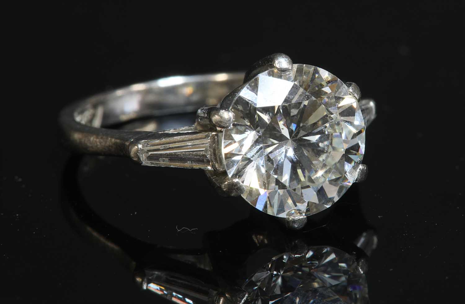 Lot 136 - A platinum single stone diamond ring by Kutchinsky, c.1980