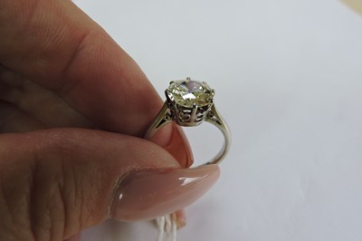Lot 63 - A platinum single stone diamond ring