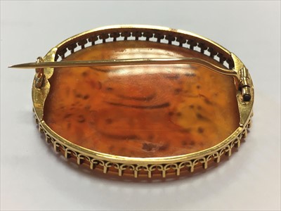 Lot 4 - A gold cornelian brooch