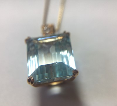 Lot 117 - An Italian gold aquamarine and diamond pendant