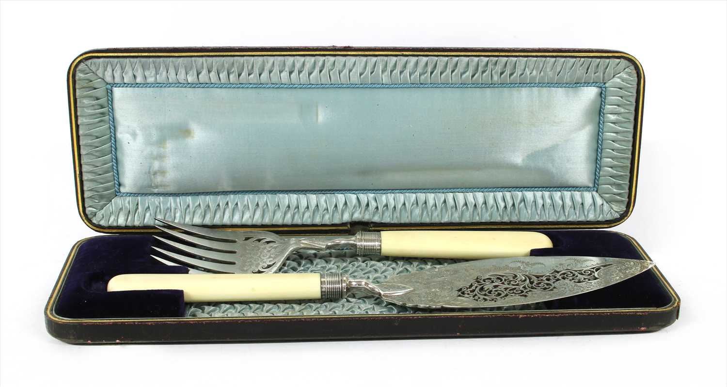 Lot 80 - A cased pair of fish servers