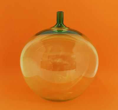 Lot 389 - An Orrefors 'Äpplet' vase
