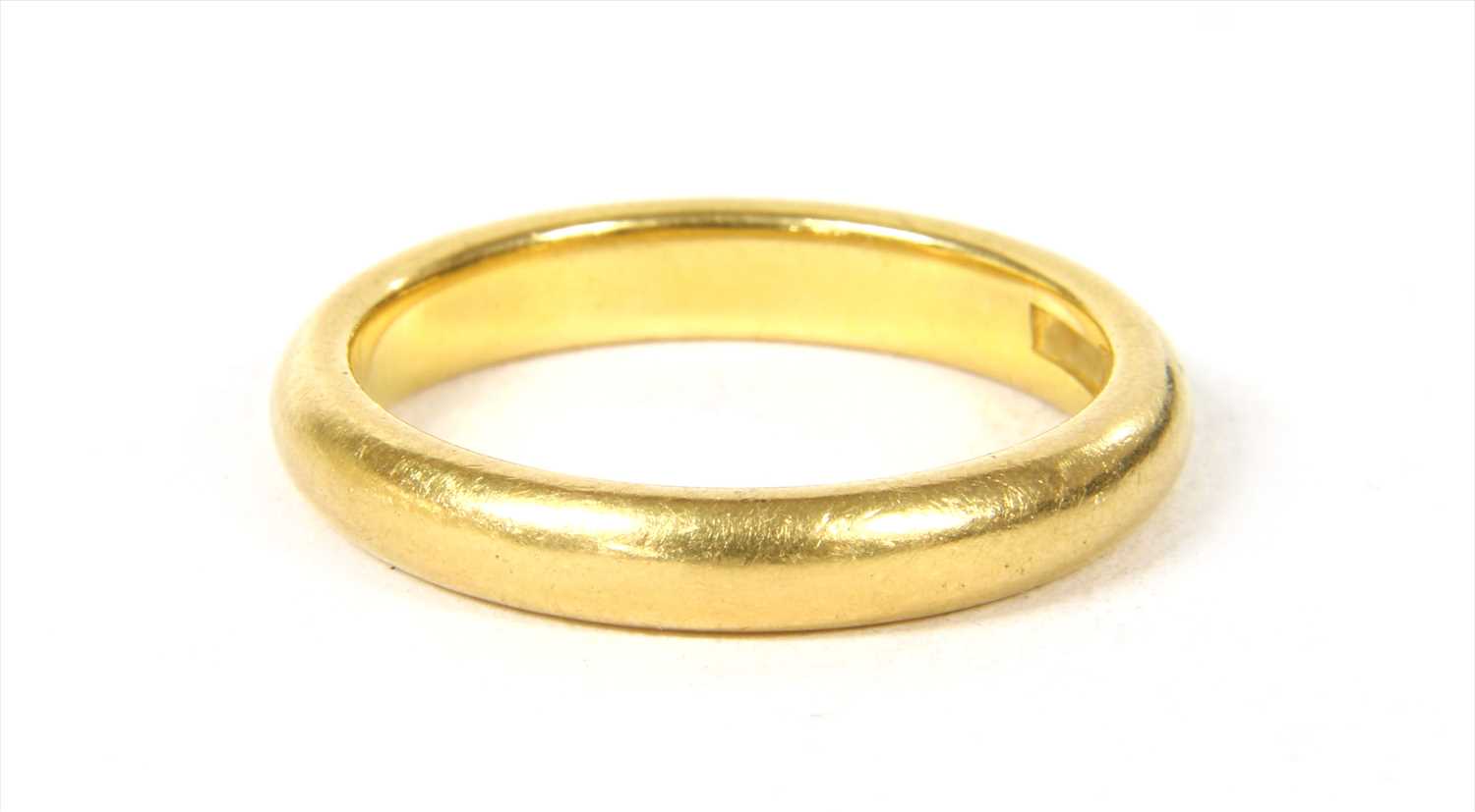 Lot 18 - A 22ct gold wedding ring